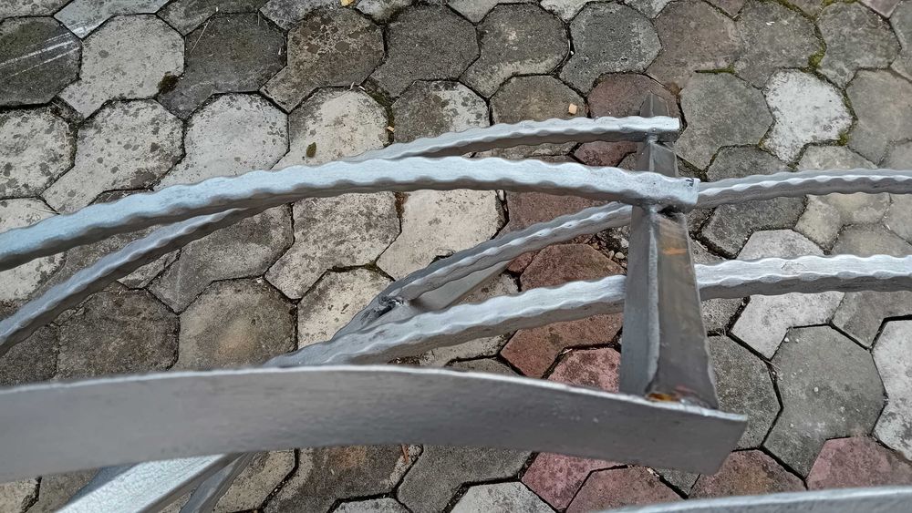 Scara interior, spirala, structura metalica, trepte din lemn