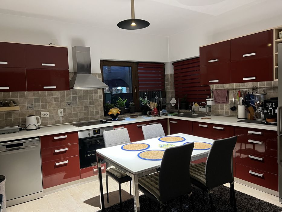 Bucatarie stare foarte buna cu electrocasnice incuse