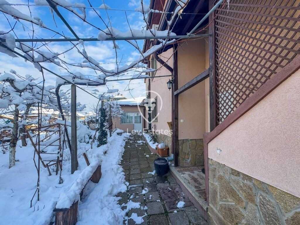 Уютна двуетажна къща с парцел в Средец, област Бургас