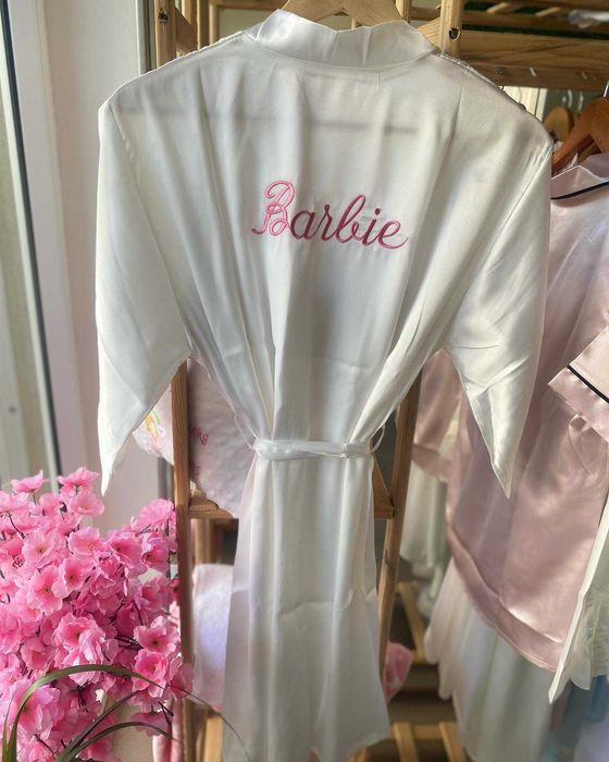 САТЕНЕН ХАЛАТ С БРОДЕРИЯ - опция за пера на ръкавите