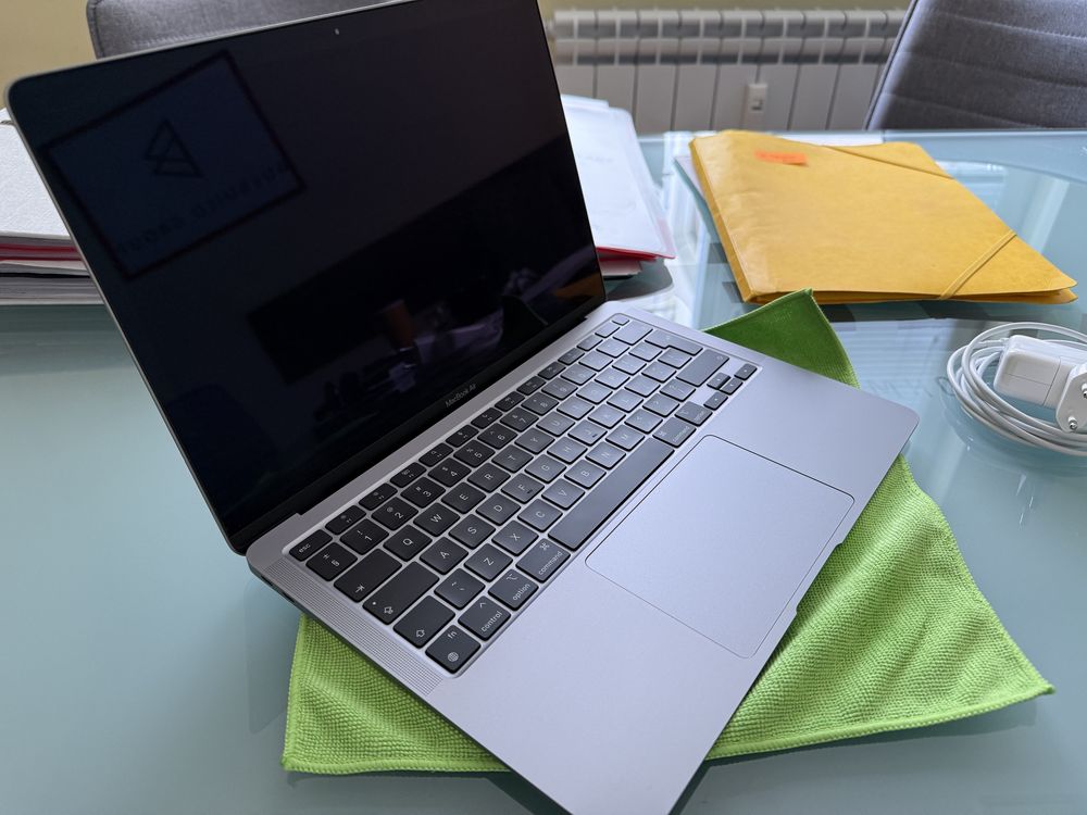 Macbook Air M1 16GB ram, 512GB SSD, 32 цикъла батерия, като нов !