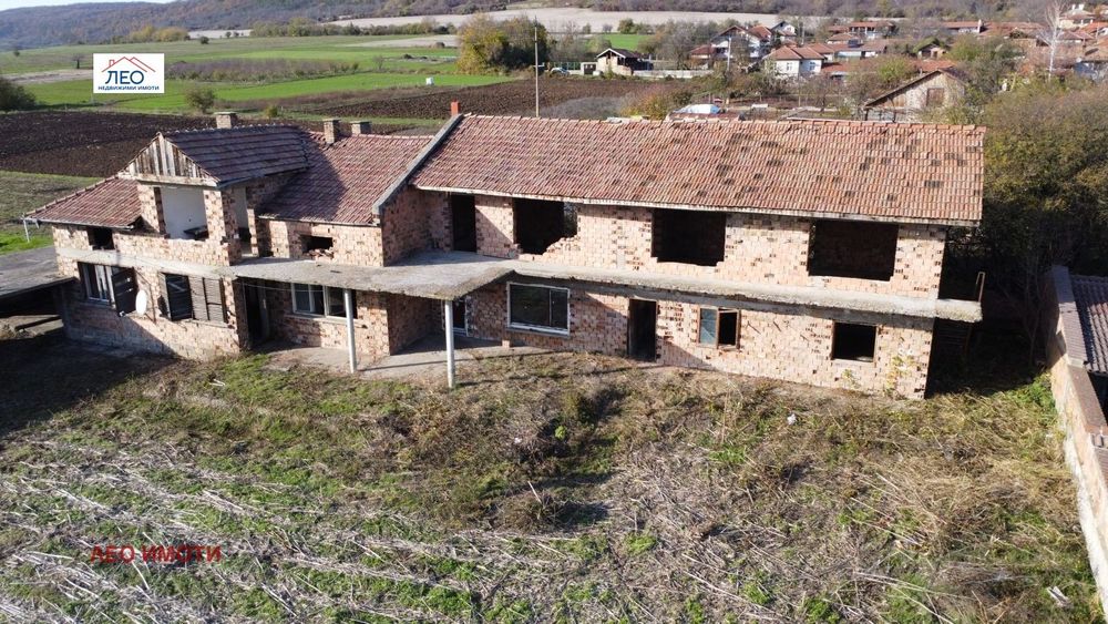 Къща в Габрово, област-с.Кормянско площ 318 цена 85000