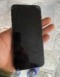 Iphone X със спукан екран