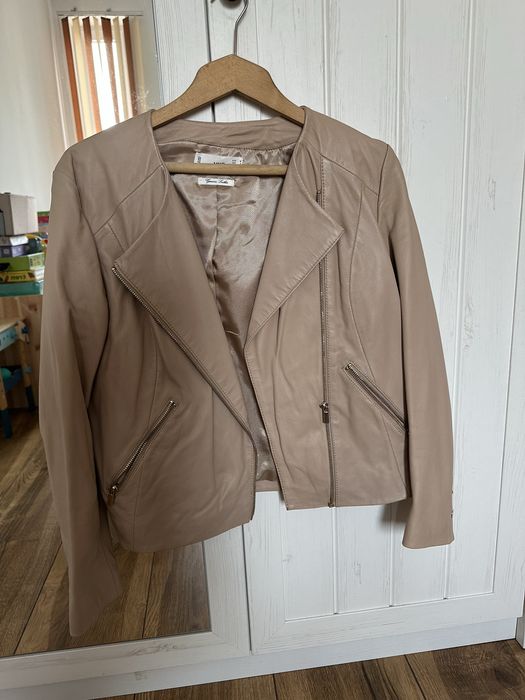 Стилно бежаво кожено яке Mango