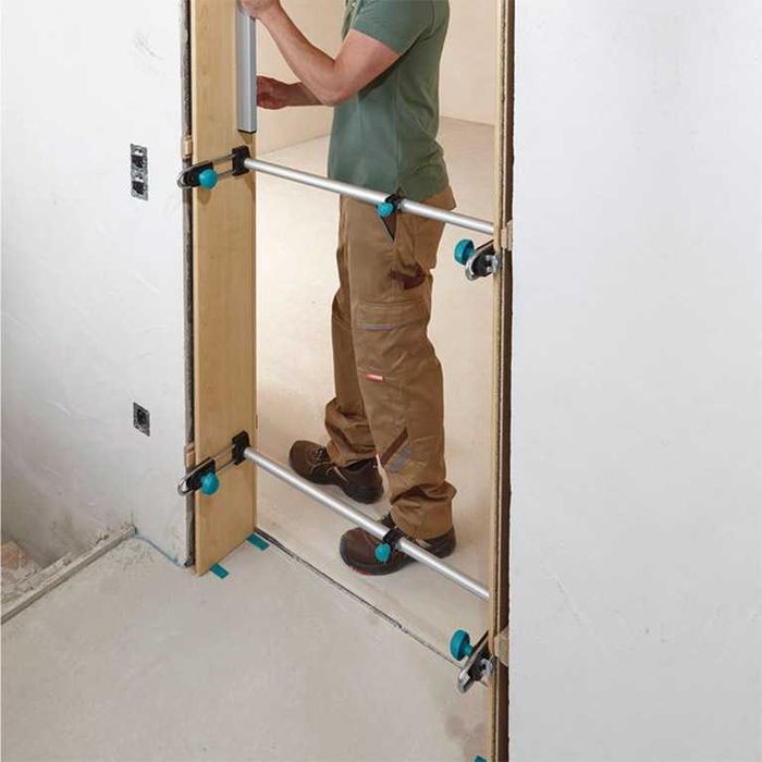 Стяга за монтаж на врати