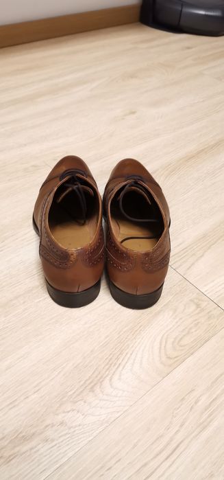 Vând pantofi eleganți de bărbați.