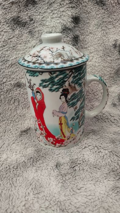 Порцеланов чайник и чаша с капак