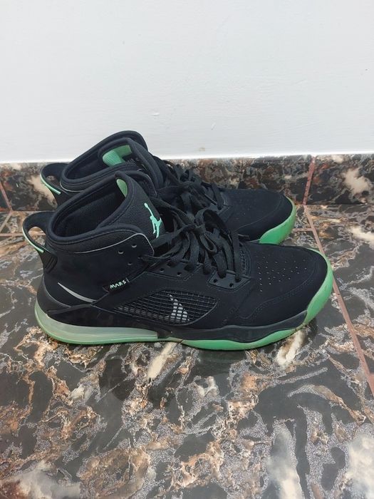 Adidasi Jordan mars 270