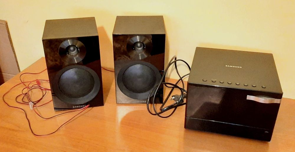 Microsistem audio Samsung MM-E320, CD Player, tuner FM, USB, AUX, 2x10