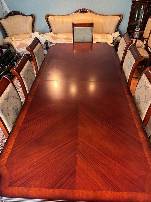 Продаётся стол со стульями из красного дерева