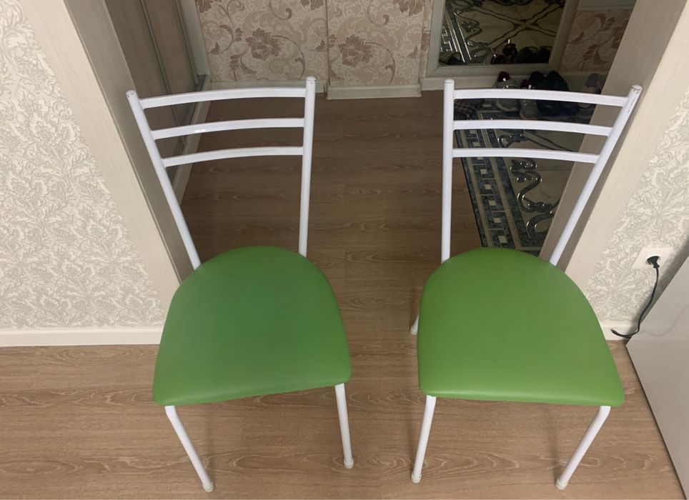 Продаю стол и стулья на кухню 8 штук