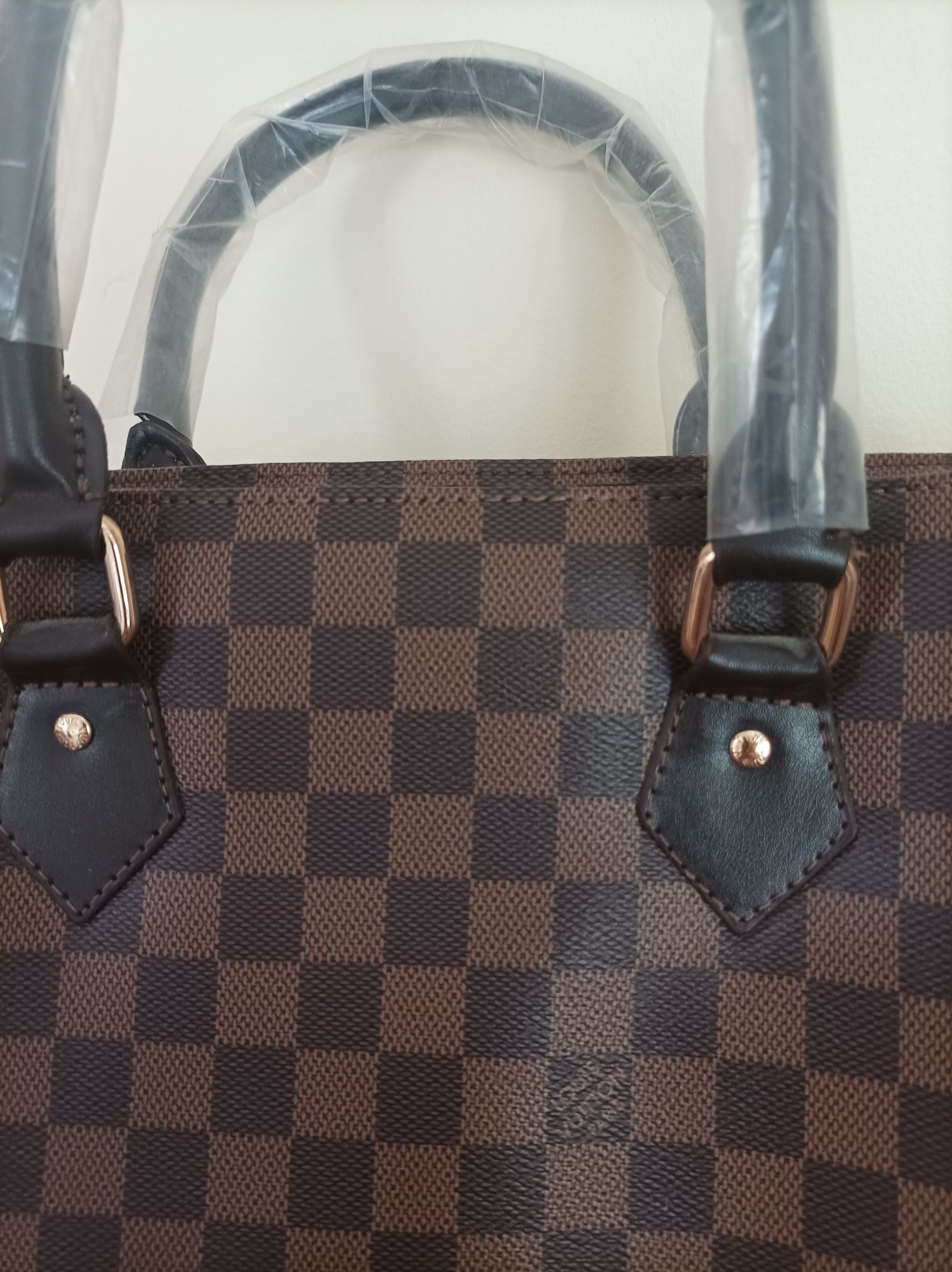 Чанта кожена на Louis Vuitton