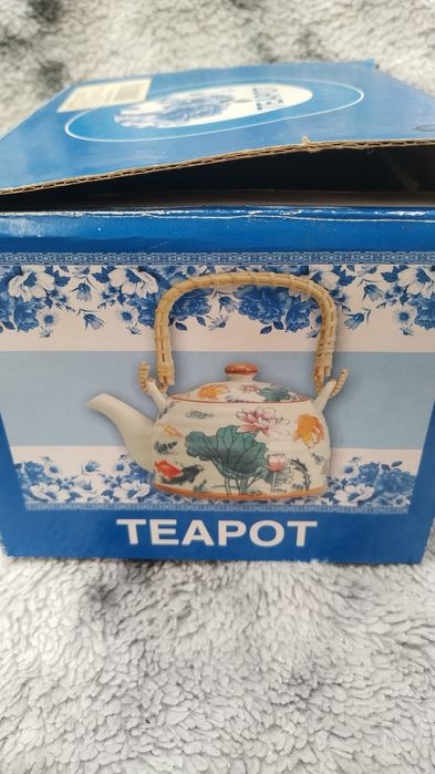 Порцеланов чайник и чаша с капак