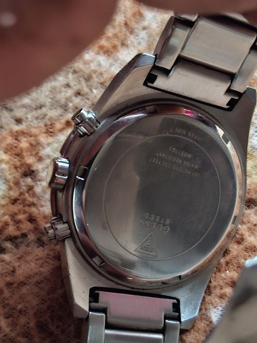 Продава  се часовник  Guess