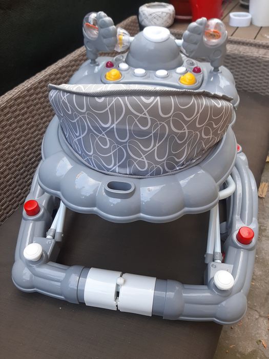 Продавам бебешка проходилка супер запазена