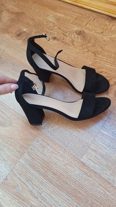 Продам новые босоножки