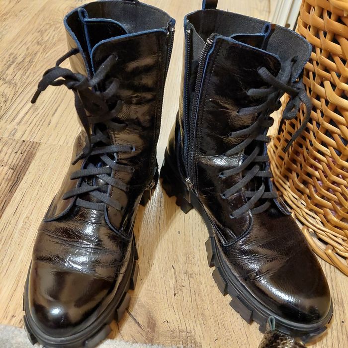 Боти от естествен лак