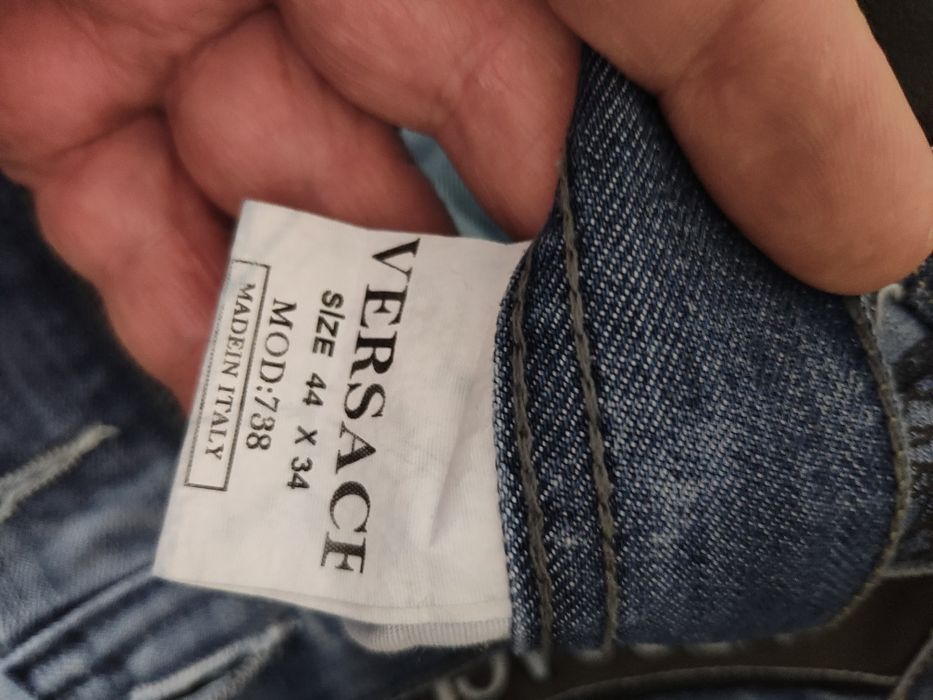 Blugi Versace pentru barbari