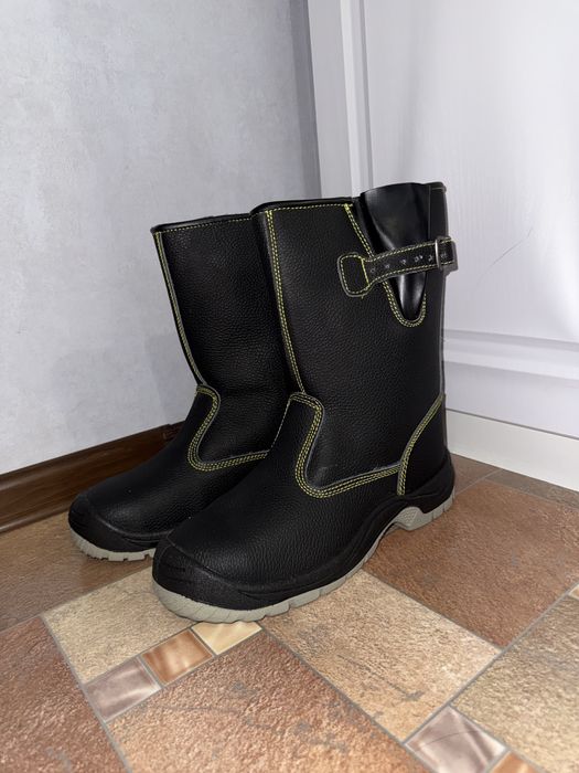 Продам зимнюю рабочую обувь