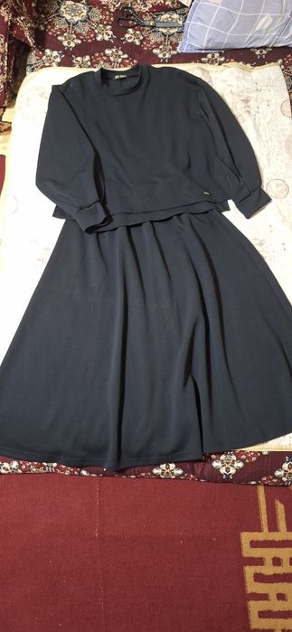 Кофта ва юбка ойшо матодан килинган. Куз ва киш мавсуми учун ажойиб.