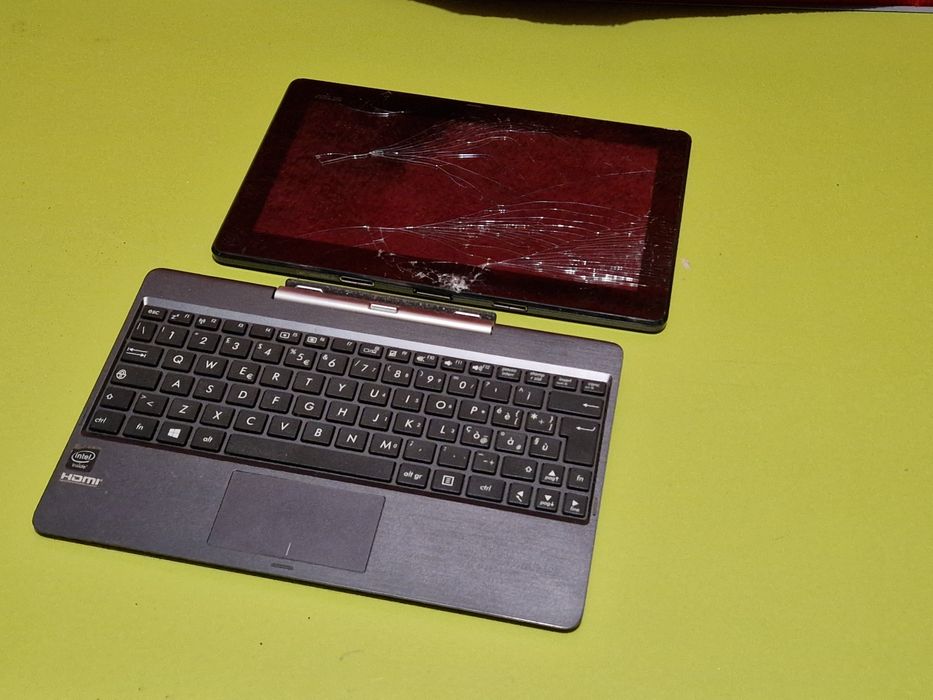 Laptop 2 in 1 - tableta cu display fisurat