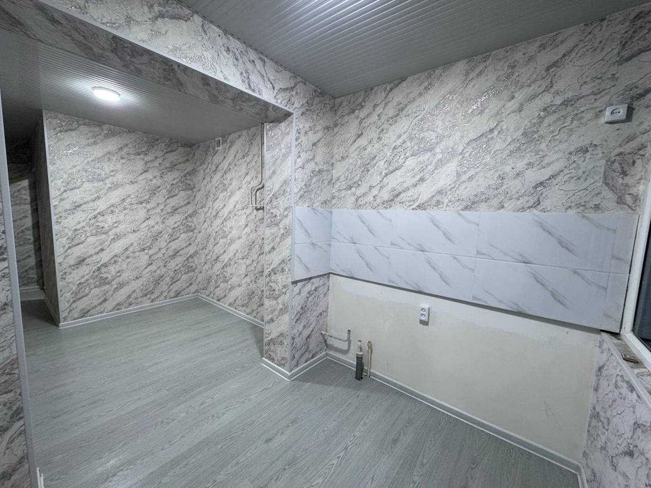 Buxoroda kvartira sotiladi 2 xonali 56m² 1-qavat.