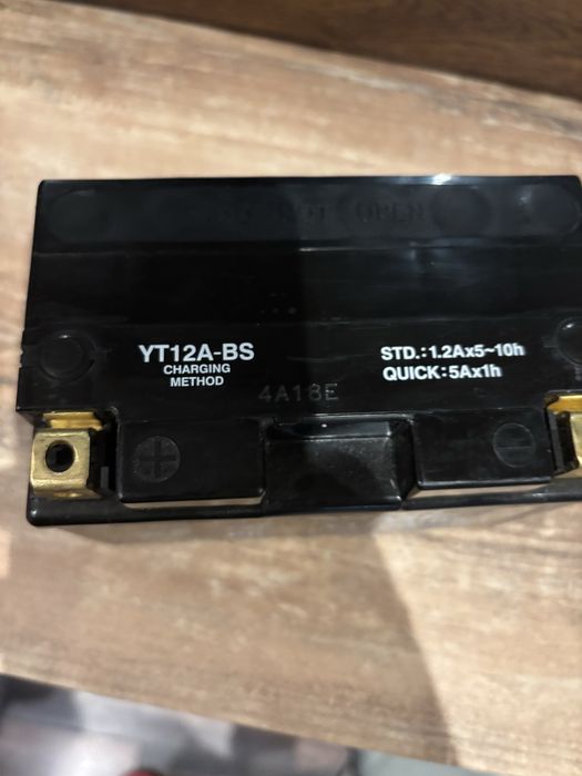 Продавам мото акумулатор