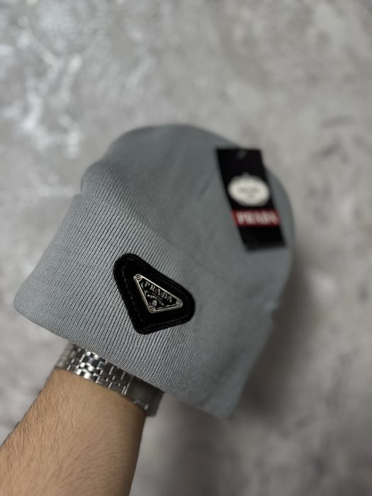 Prada брендининг кулранг бини шапкаси