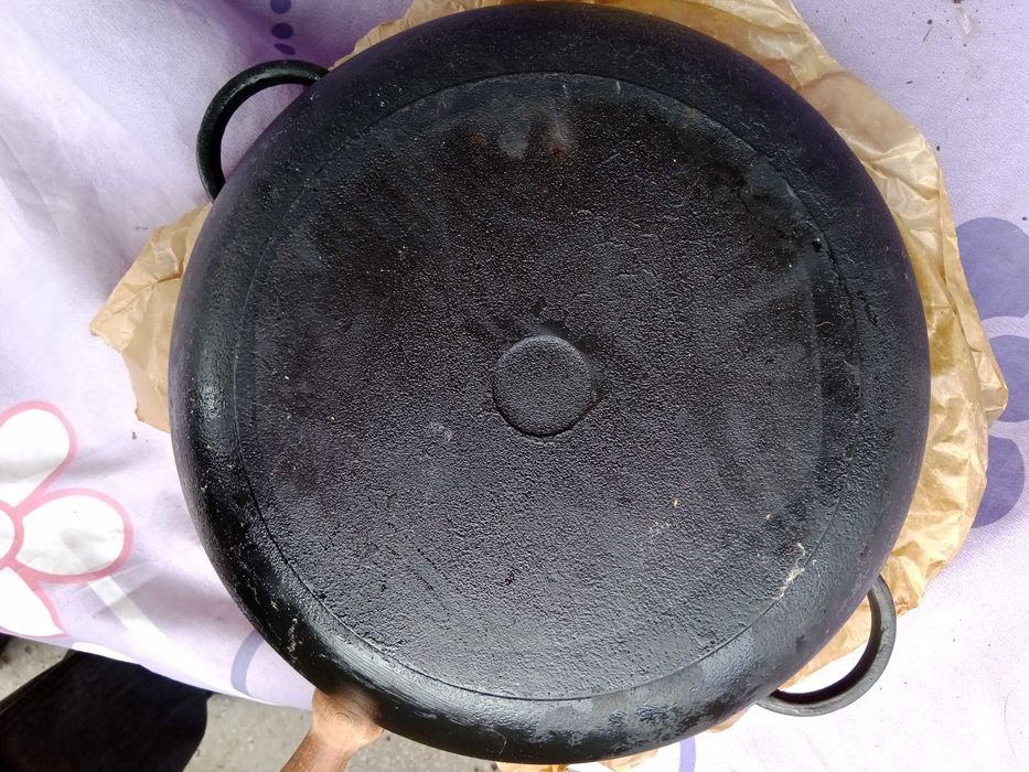 Чугунени съдове за готвене.