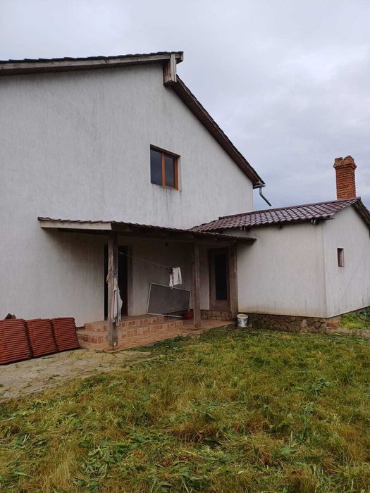 Casă cu etaj de vânzare