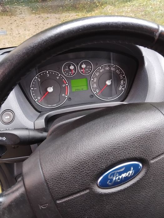 Продавам Форд Фиеста