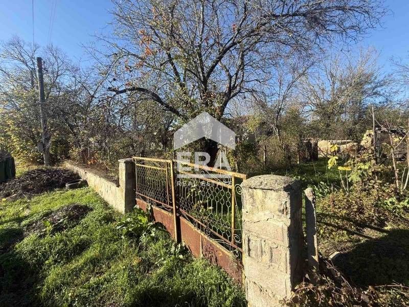 Голям парцел със законна къща за продажба, в близост до центъра на с.
