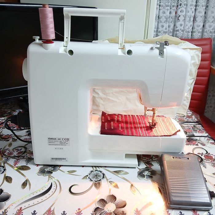 Masina de cusut PRIVILEG cu butoniera automata si multiple operatii