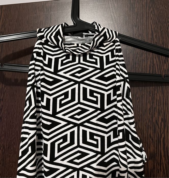 Top cu guler, alb-negru