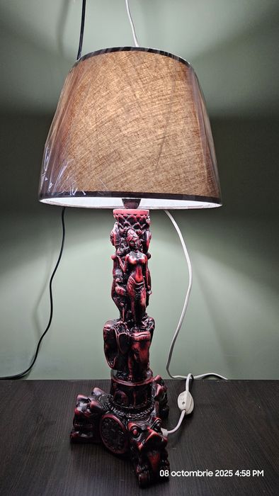 Lampă decorativă cu motive inspirate din cultura indiană sau asiatică.