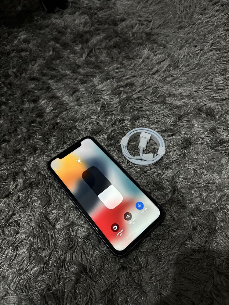 Vand iPhone 11 - 64 GB - In stare buna