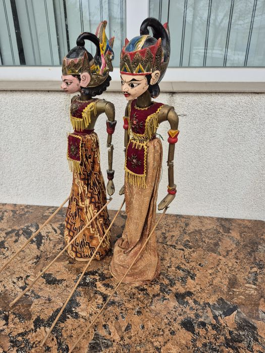 Vând 2 papusi statuiete lemn,scluptate pictate manual ,made Indonezia