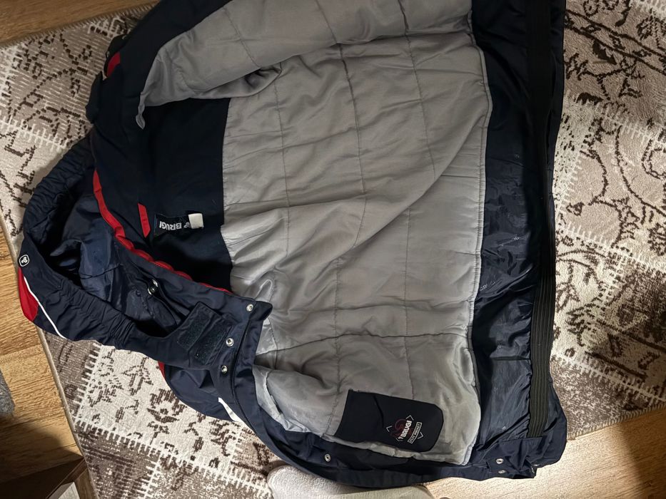 Продавам яке brugi.Размера на якето се вижда на едната от снимките