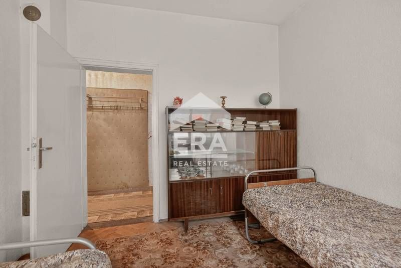 Четиристаен ексклузивен апартамент за продажба, с голяма изба и таванс