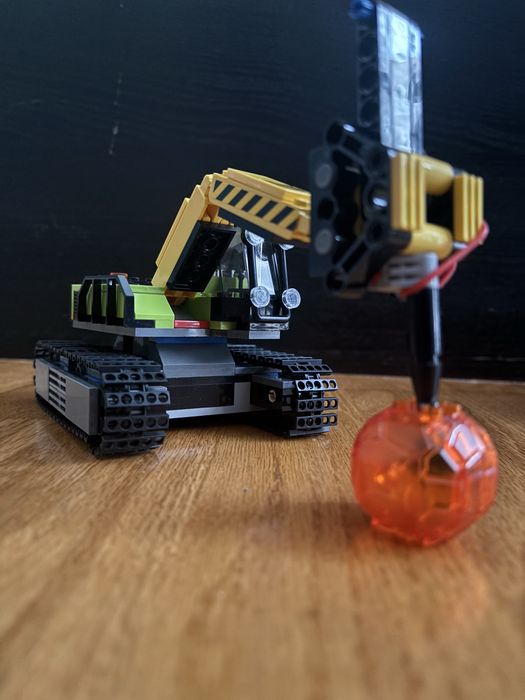 LEGO Statia de Explorare a Vulcanului 60124