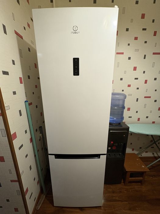 Холодильник Indesit DF5200W