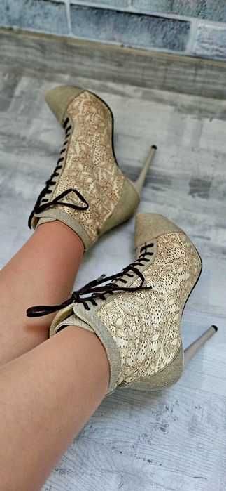 Botine din piele tip buffo,perforate cu dantela+siret Cristhelen B, 39