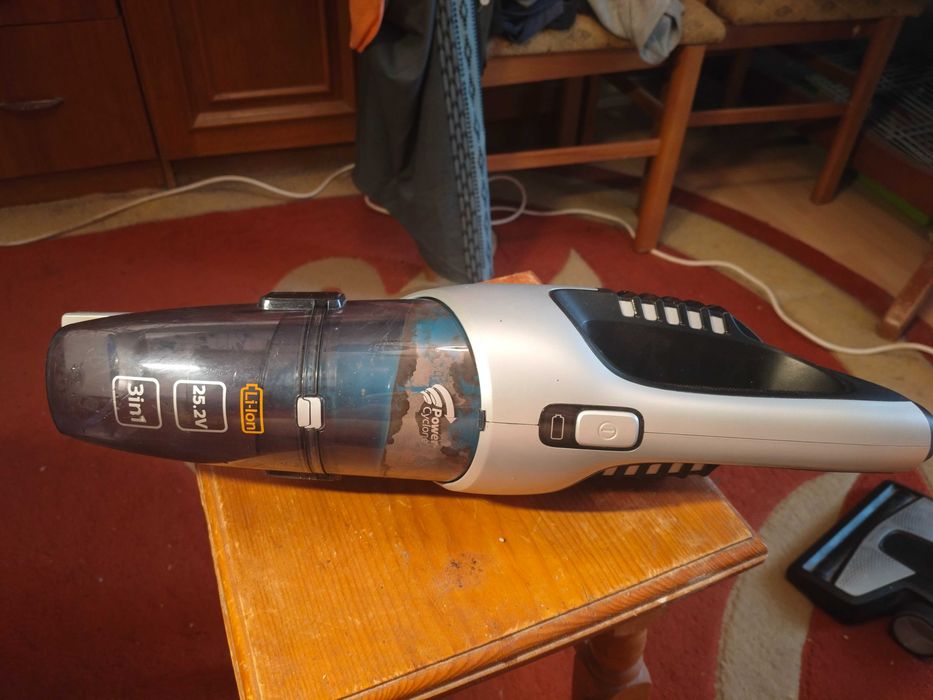 Vând aspirator vertical