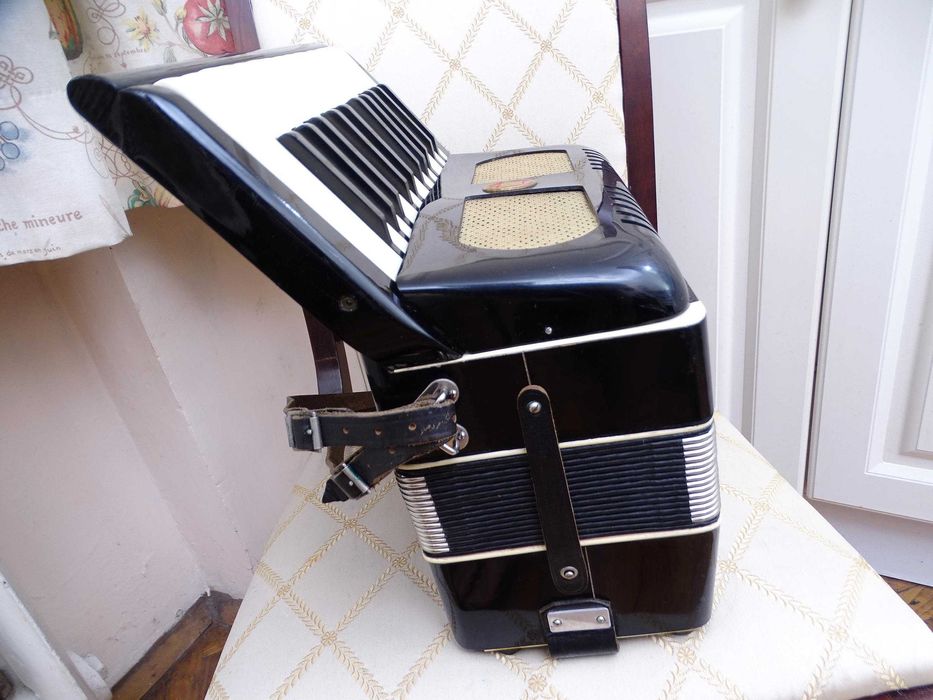 Много запазен стар акордеон Велтмайстер 12 баса