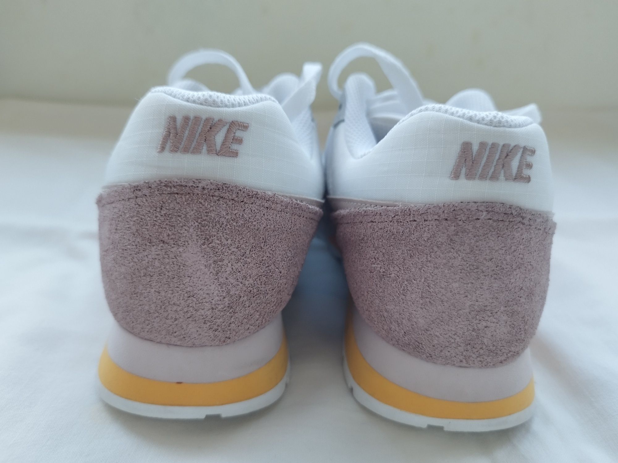 Маратонки Nike  и Adidas