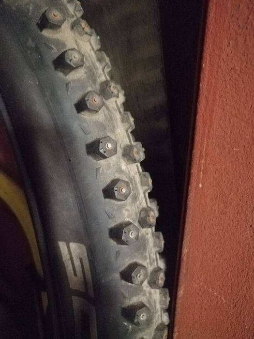 За феновете на зимните спортове зимна гума швалбе с шпайкове за лед!