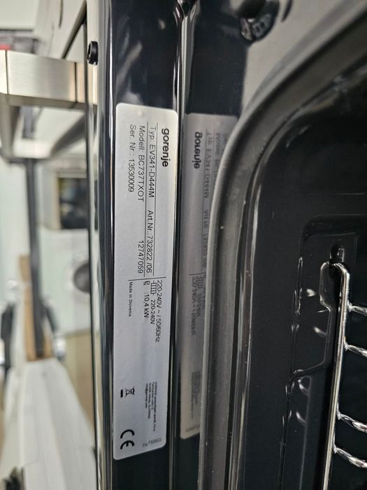 Фурна за вграждане с керамичен плот