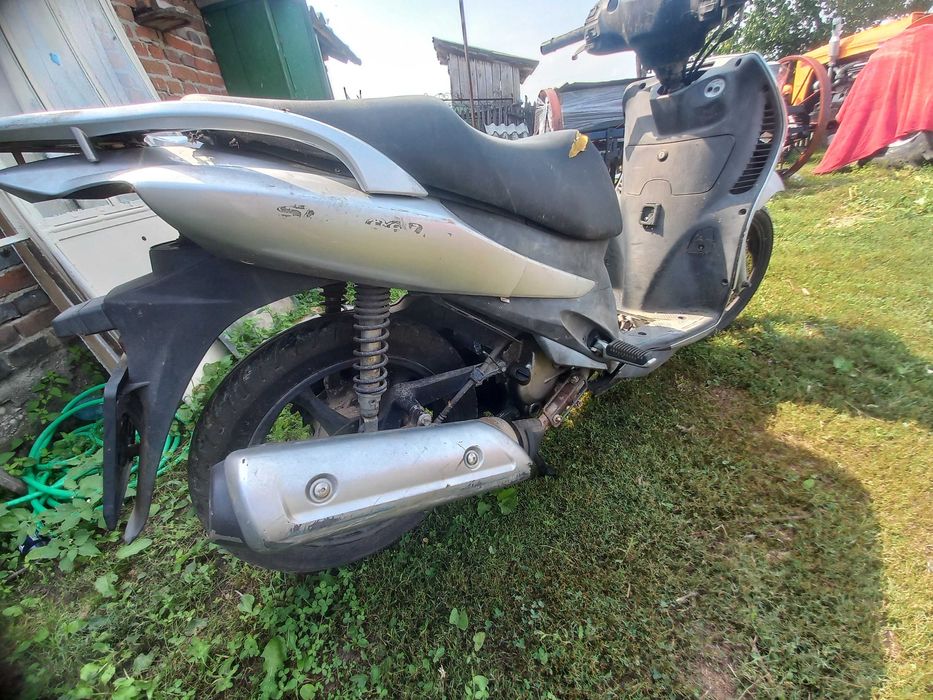 Vand scuter Suzuki sixteen