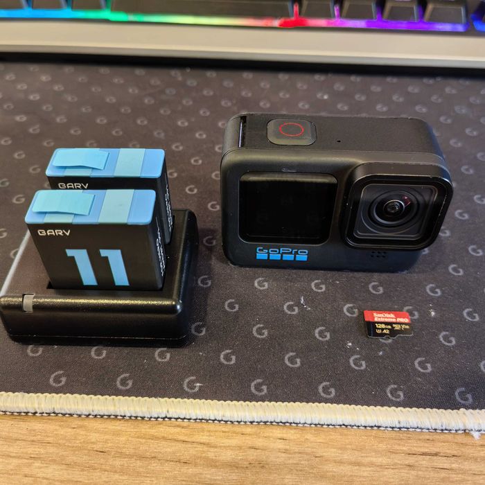 GoPro 11 Hero Black + 128GB карта, 2 батерии със зарядно и др.