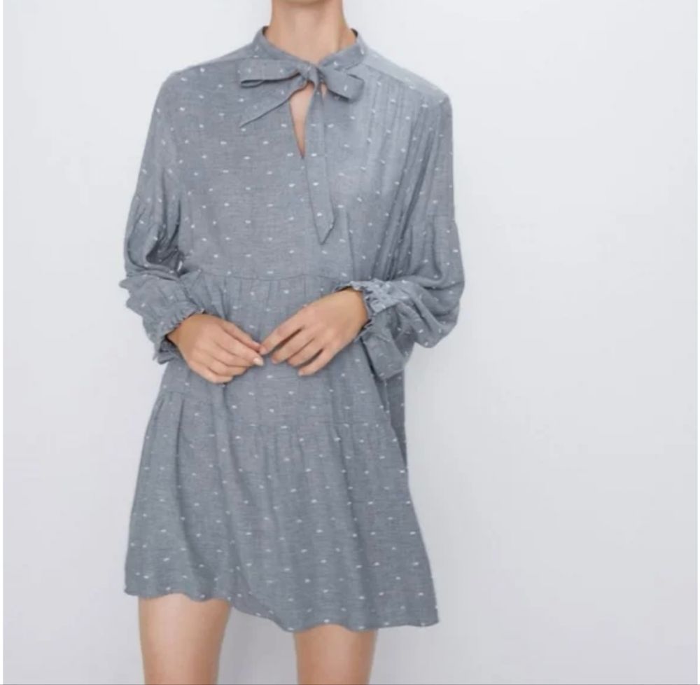 Сива рокля Zara.
